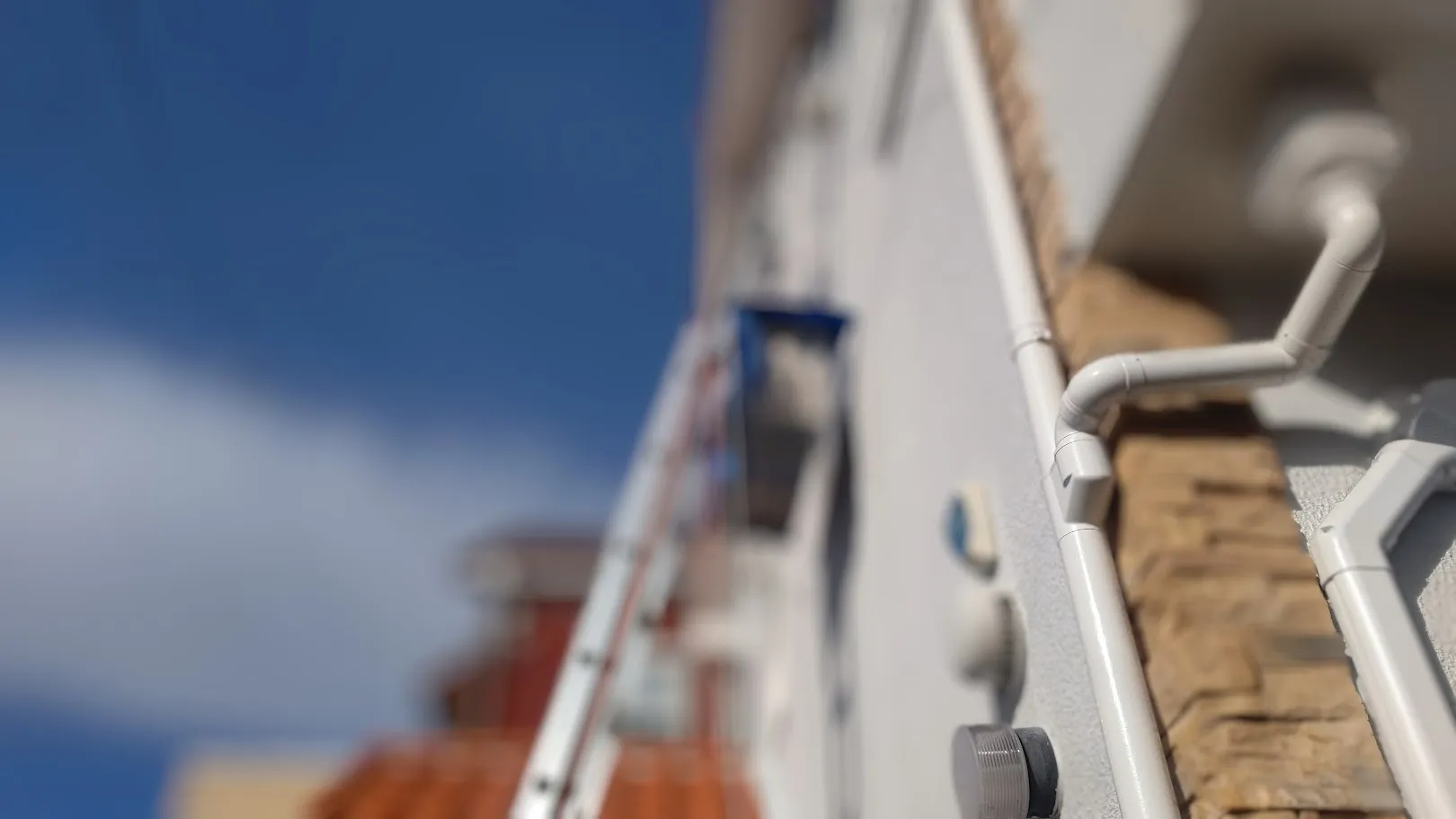 エアコン工事で室外機吊り上げの高所作業もお任せ|玉掛け技能取得してます